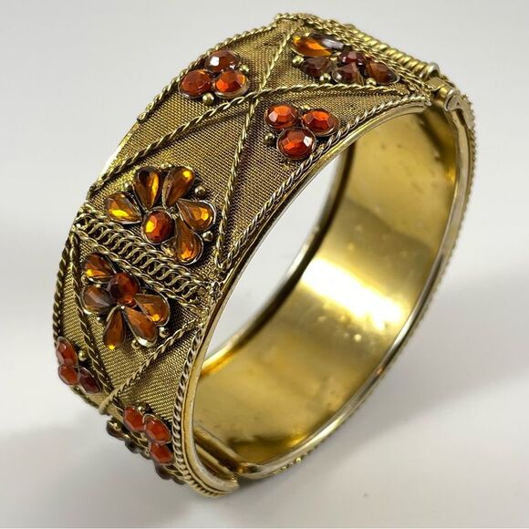 Beautiful Unsigned Vintage Gold Tone Cuff Topaz Rhinestone Ornate Bracelet